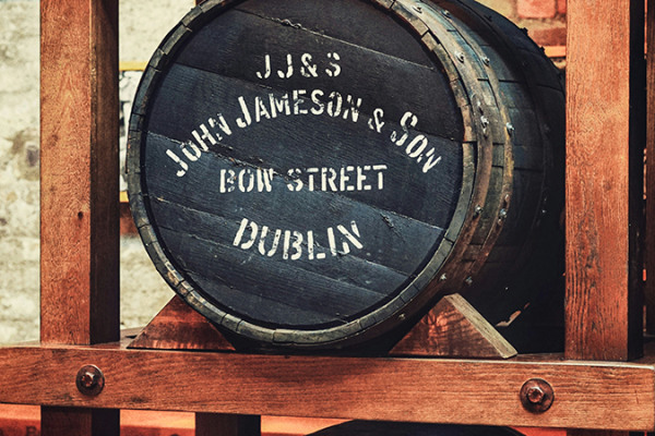 Бъчви за отлежаване на уиски в историческата дестилерия Jameson на улица „Боу“ в Дъблин_