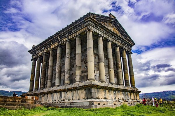 Античният храм Гарни с каменните си колони в Армения